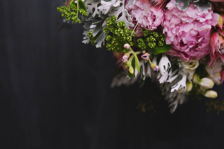 木制背景上的一大束美丽的春花婚礼花束。 牡丹玫瑰郁金香草。 婚礼的概念。