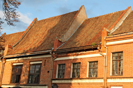 屋顶上覆盖着红色的瓷砖。 古城镇考纳斯用红砖砌成的房屋