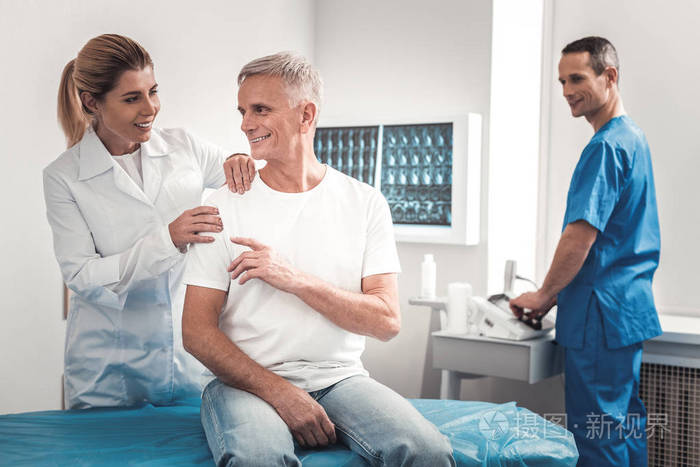 头发花白的男子在体检时感到安全