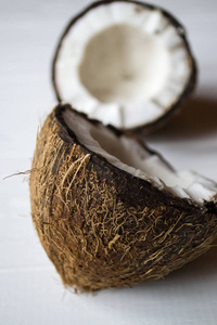 白色木制背景上的椰子。