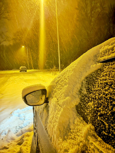 降雪后的地面停车车