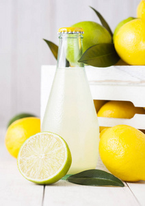 有机鲜柠檬和生柠檬汁的玻璃瓶和白木盒里的柠檬和柠檬