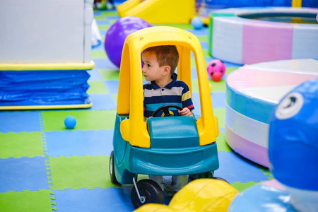 儿童汽车玩具游乐场儿童乐趣游戏。 童年。