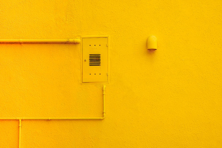 详细的天然气服务系统涂成黄色的房子墙在意大利布隆迪。