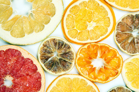各种柑橘类水果的干片在白色背景上特写
