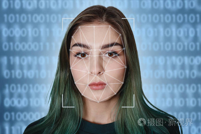 未来主义和技术扫描一个美丽的女人的面部识别和扫描人它可以确保人身