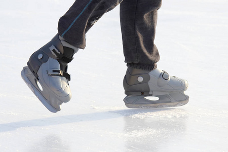 脚在溜冰场上滑冰图片