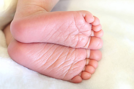 熟睡的新生婴儿的脚