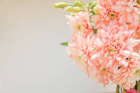 粉红色橙色菊花。从上面看到的花束。康乃馨, 菊花和石灰石花。花贺卡。混合花排列 不同的不同的种草