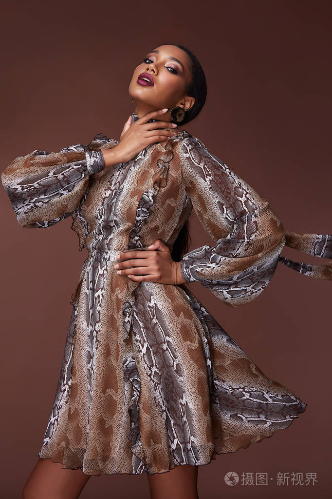 性感美女,漂亮的脸,棕褐色的皮肤,穿动物印花丝绸连衣裙,长瘦的身体