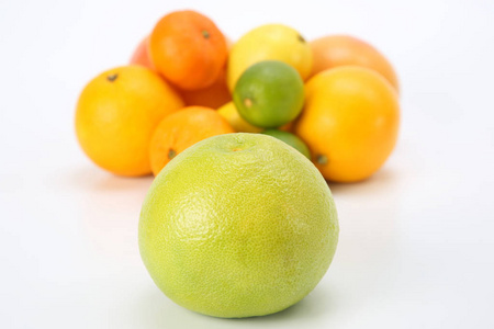 白色背景下不同柑橘类水果背景下的柚子