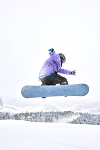 垂直射击的自由滑雪板，是跳跃与板和散射白雪围绕他。 自由人