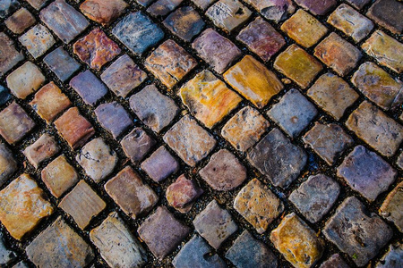 彩色鹅卵石街道表面由红色黄色橙色灰色蓝色紫色和白色的长方形石头