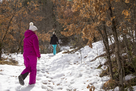 母女俩在雪林里徒步旅行