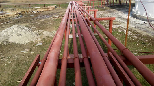 用于泵送精炼石油产品的管道。 炼油厂的管道。