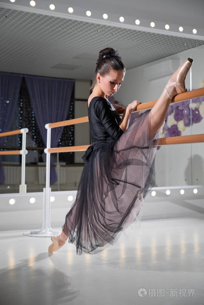 训练大厅里的年轻芭蕾舞演员