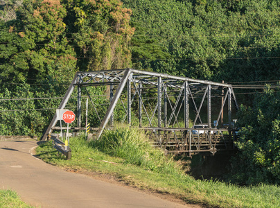 考艾岛哈纳雷公路上的旧钢梁桥