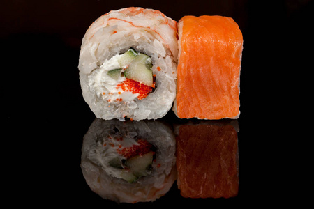 日本民族流行美食。 寿司米饭和鱼。 在一家餐馆的咖啡馆里，美味可口美味可口美味可口的食物，带有原始设计的元素