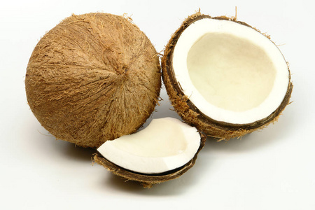 白色背景上分离的新鲜椰子