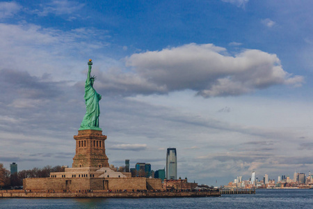 自由女神像俯瞰美国纽约市泽西城和曼哈顿的建筑