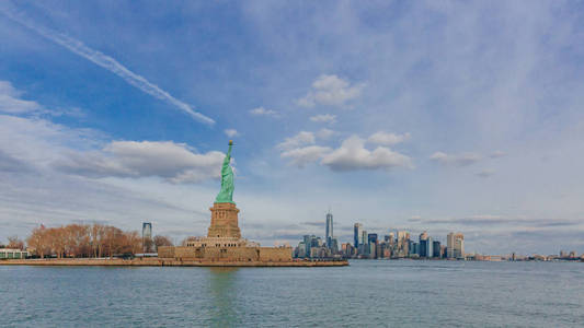 自由女神像俯瞰美国纽约市曼哈顿市区的建筑物