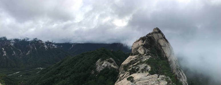 全景图。 韩国塞拉克山国家公园的大石头