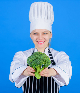 节食的概念。吃得健康。女孩戴帽子, 围裙拿着蔬菜。健康的口粮。女性专业厨师手持生花椰菜蔬菜。免费健康的素食和素食食谱。健康生食