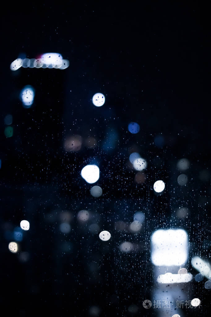 模糊都市区夜间生活抽象背景和现代暗色调概念. 大城市在夜里活着