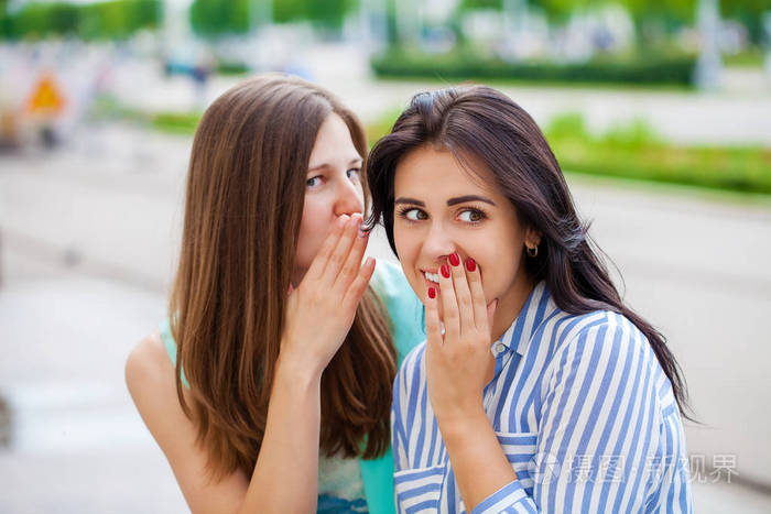 两个年轻的女人互相交谈女朋友聊天