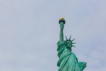 美国纽约市自由女神像对天空和云彩的看法