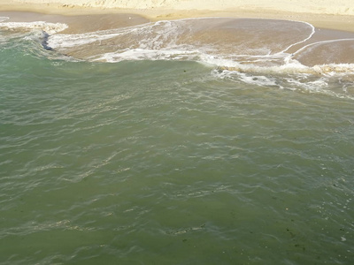 浪在沙滩上