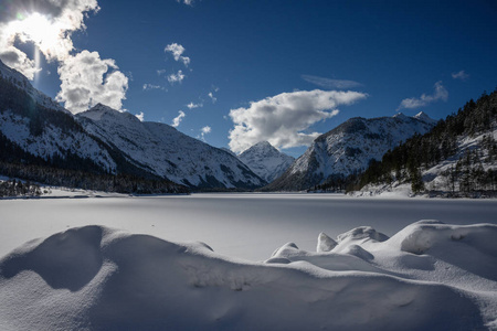 雪湖 plansee 在冬天蓝天和云彩