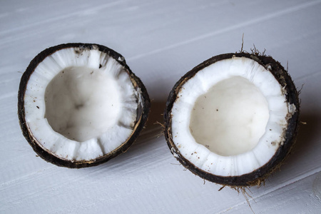 白色木制背景上的椰子。