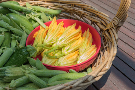 篮子里有季节性蔬菜