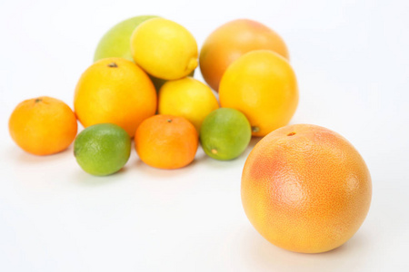 白色背景下不同柑橘类水果背景下的柚子
