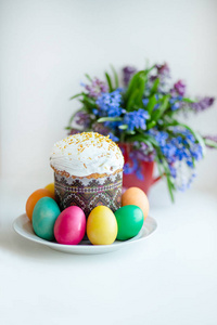 复活节蛋糕，桌子上有彩蛋。 为假期做准备。