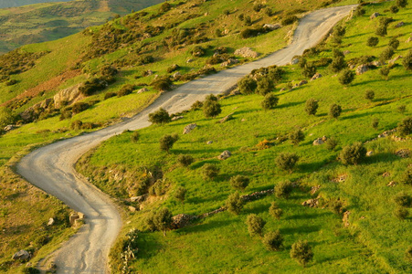 一条蜿蜒曲折的道路在里夫山脉摩洛哥