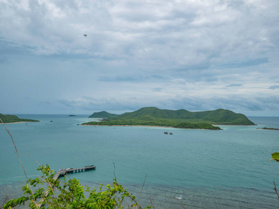 卡马乔码头风景，有田园诗般的海洋萨马桑岛和多雨的云天Chonburi泰国假日康塞普