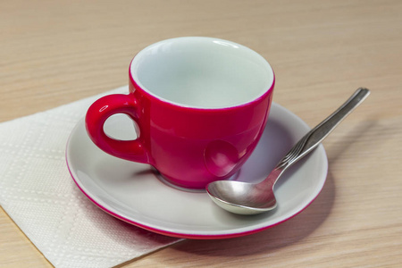 粉红色咖啡杯和茶托