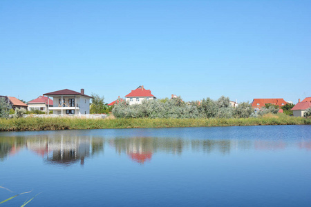 在湖岸上建造了许多房子和小屋，景色美丽。