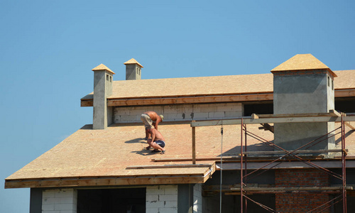 屋面建筑工程由屋面承包商完成。 屋顶准备房屋屋顶的沥青瓦安装。