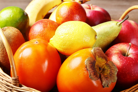新鲜混合异国情调的水果在篮子里。水果的背景。健康饮食, 节食