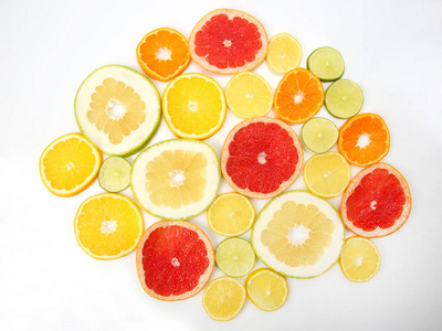 在白色背景上切割不同柑橘类水果的碎片