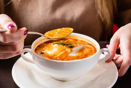 女人喝汤图片
