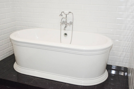 豪华现代浴缸，现代家庭浴室