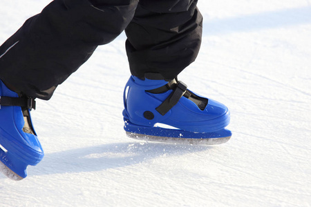 蓝滑冰场上的腿