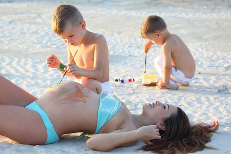 小孩子画在怀孕母亲的肚子上