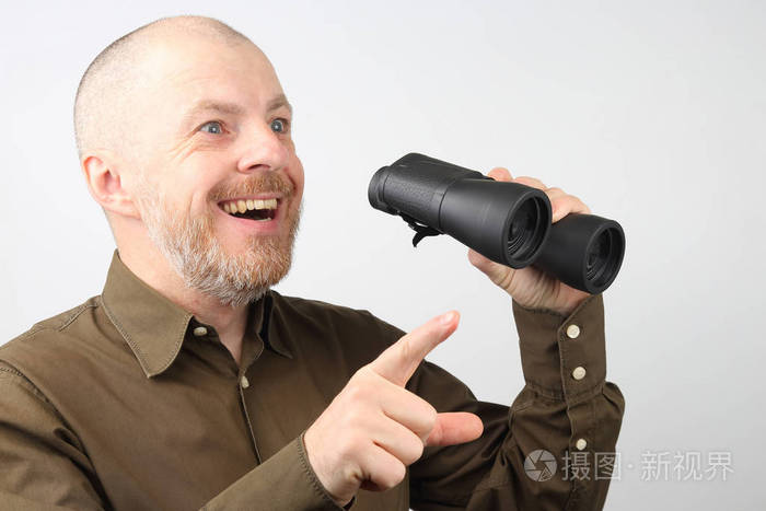 长胡子的人手里拿着望远镜,高兴地看着它