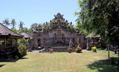 普拉贝吉桑西特是一座巴厘岛寺庙，位于印度尼西亚巴厘岛的桑西特布莱伦。 德维斯里，尤其受到该地区的尊敬。