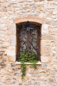 设计, 建筑和外部概念美丽的锻铁格栅在石头墙上的窗口